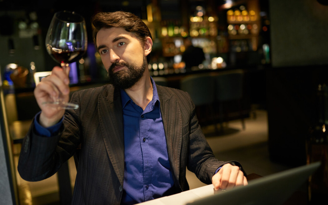 - Har man fått et tips om en vin fra en bekjent med peiling, spiller det mindre rolle hva en ekspert man ikke kjenner eventuelt måtte mene om saken, skriver Christer Thrane. (Illustrasjonsfoto: Shutterstock / NTB Scanpix) - Har man fått et tips om en vin fra en bekjent med peiling, spiller det mindre rolle hva en ekspert man ikke kjenner eventuelt måtte mene om saken, skriver Christer Thrane. (Illustrasjonsfoto: Shutterstock / NTB Scanpix)