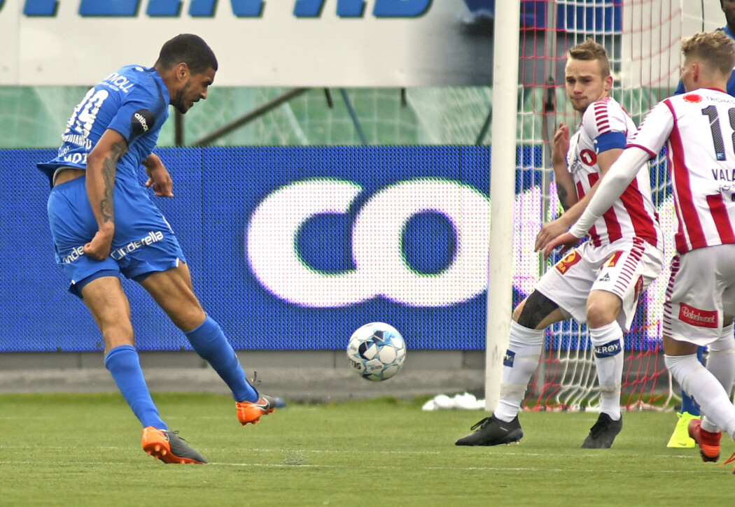 Moldes Ohi Omoijuanfo kan skilte med ni mål på elleve kamper så langt i år, det gjør ham til årets toppscorer i Eliteserien. Men hva er det som avgjør hvor mye lønn får for strevet? IFoto: Rune Stoltz Bertinussen / NTB scanpix) Moldes Ohi Omoijuanfo kan skilte med ni mål på elleve kamper så langt i år, det gjør ham til årets toppscorer i Eliteserien. Men hva er det som avgjør hvor mye lønn får for strevet? IFoto: Rune Stoltz Bertinussen / NTB scanpix)