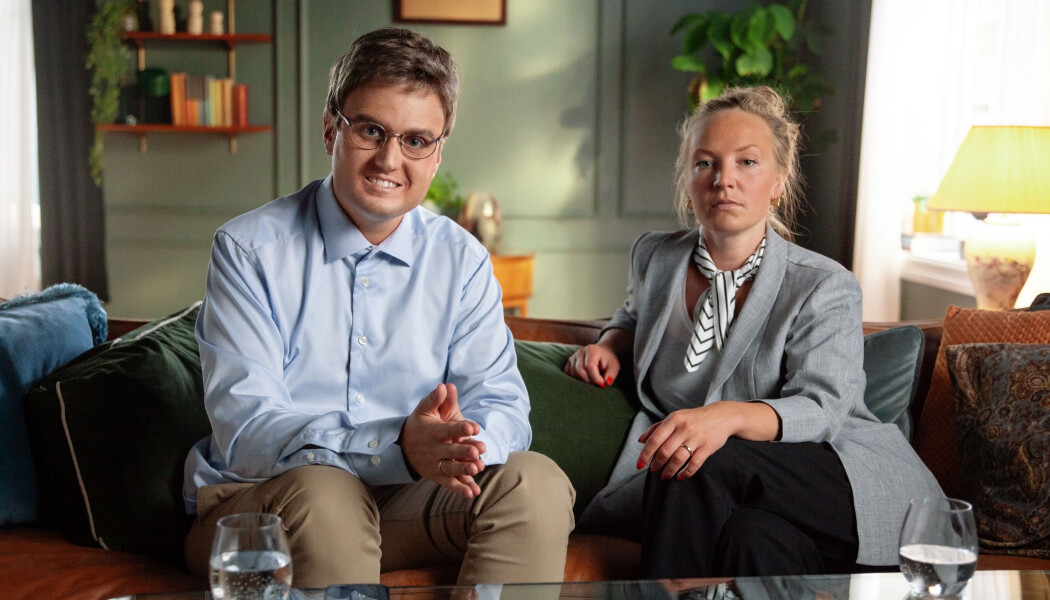 Hvor inderlig du ler av Kjell Simens pinglete forsøk på å blidgjøre Britt Helen i serien <i>Parterapi</i>, kommer blant annet an på hvor sosialt nær eller fjern han er for deg.
Hvis han minner for mye om deg selv eller ektefellen din, kan sketsjen oppleves mer ubehagelig enn morsom, mener forskerne. (Foto: Tor Eigil Scheide / NRK) Hvor inderlig du ler av Kjell Simens pinglete forsøk på å blidgjøre Britt Helen i serien <i>Parterapi</i>, kommer blant annet an på hvor sosialt nær eller fjern han er for deg.
Hvis han minner for mye om deg selv eller ektefellen din, kan sketsjen oppleves mer ubehagelig enn morsom, mener forskerne. (Foto: Tor Eigil Scheide / NRK)