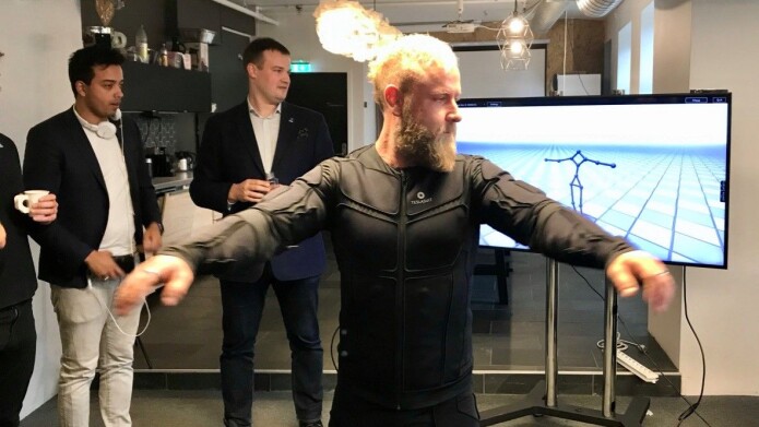 Leiar for Virtual Nordic Christian Instefjord prøver VR-dressen, medan Keith Mellingen (til venstre) og Dimitri Mikhalchuk ser på. (Foto: Lars Nyre) Leiar for Virtual Nordic Christian Instefjord prøver VR-dressen, medan Keith Mellingen (til venstre) og Dimitri Mikhalchuk ser på. (Foto: Lars Nyre)