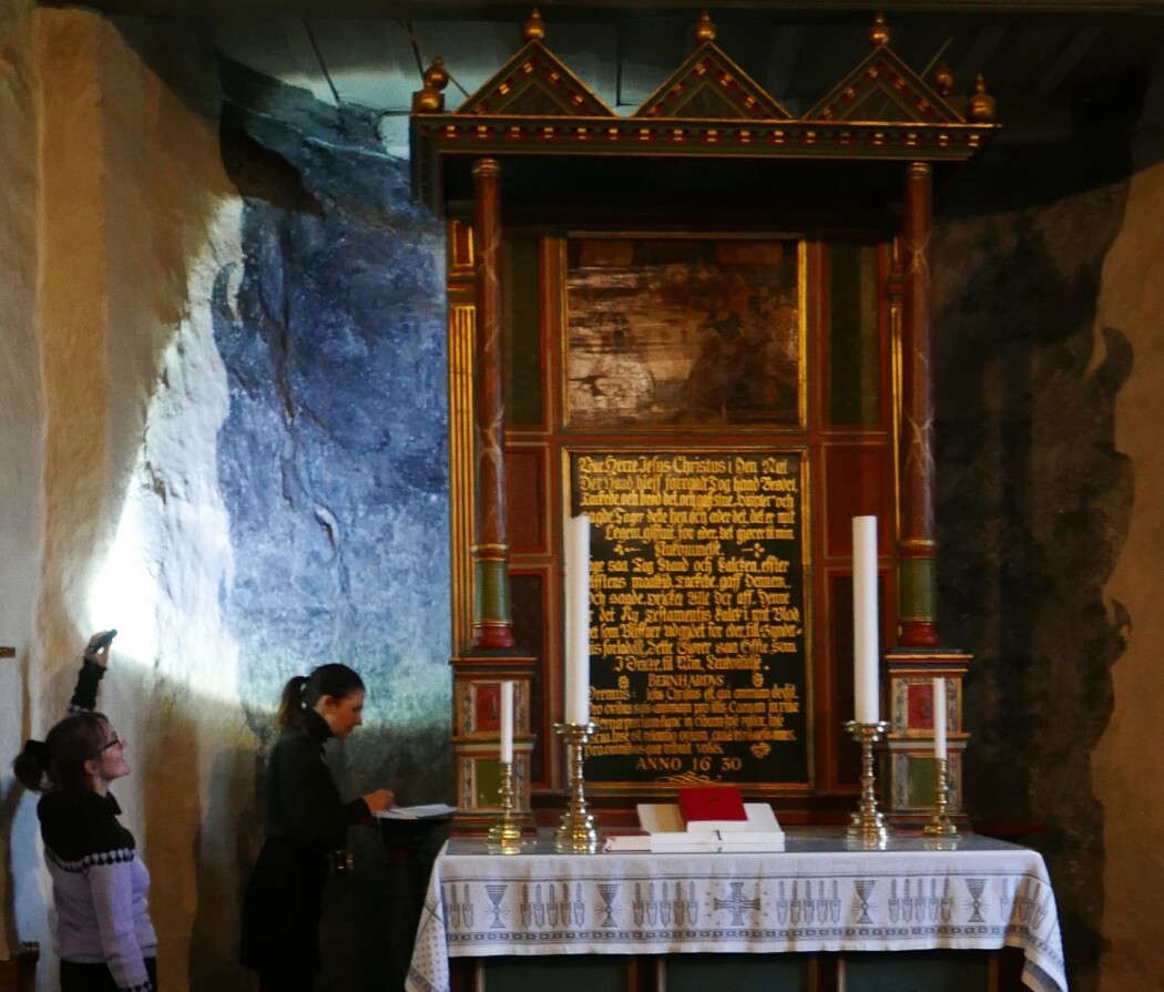 Artikkelforfatterne mener skyggemaleriene i norske kirker fortjener en plass i lyset, som dette skyggemaleriet i Hobøl kirke. (Foto: Terje Stenholt) Artikkelforfatterne mener skyggemaleriene i norske kirker fortjener en plass i lyset, som dette skyggemaleriet i Hobøl kirke. (Foto: Terje Stenholt)