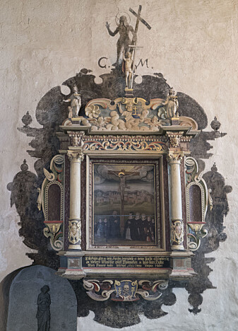Her ser du at skygge og gjenstand bare samsvarer delvis. Skyggen har kuler som epitafiet ikke har, mens epitafiet kan skilte med figurer av evangelister vi ikke finner igjen i skyggen i Ringsaker kirke i Hedmark. (Foto: Susanne Kaun / NIKU) Her ser du at skygge og gjenstand bare samsvarer delvis. Skyggen har kuler som epitafiet ikke har, mens epitafiet kan skilte med figurer av evangelister vi ikke finner igjen i skyggen i Ringsaker kirke i Hedmark. (Foto: Susanne Kaun / NIKU)