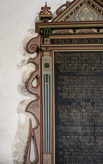 Et skyggemaleri er en grå eller svart malt skygge som omgir et kirkeinventar for å skape illusjonen av lys som kaster skygge bak en gjenstand. Her ser vi den malte skyggen som omkranser et epitaf i Veøy kirke i Møre og Romsdal. (Foto: Susanne Kaun / NIKU) Et skyggemaleri er en grå eller svart malt skygge som omgir et kirkeinventar for å skape illusjonen av lys som kaster skygge bak en gjenstand. Her ser vi den malte skyggen som omkranser et epitaf i Veøy kirke i Møre og Romsdal. (Foto: Susanne Kaun / NIKU)