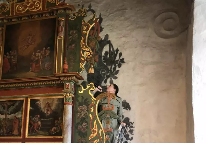 I Hof kirke i Vesfold har deler av altertavlen blitt rekonstruert med skyggen som forbilde. (Foto: Susanne Kaun / NIKU)