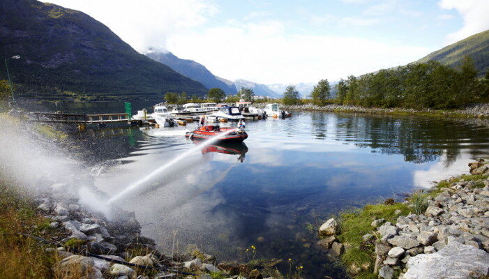 Behandling av elvemunninger i Romsdalsfjorden i Møre og Romsdal ble gjort ved hjelp av kraftige vannkanoner som sprøytet fortynnet rotenon. (Foto: Dag Karlsen) Behandling av elvemunninger i Romsdalsfjorden i Møre og Romsdal ble gjort ved hjelp av kraftige vannkanoner som sprøytet fortynnet rotenon. (Foto: Dag Karlsen)
