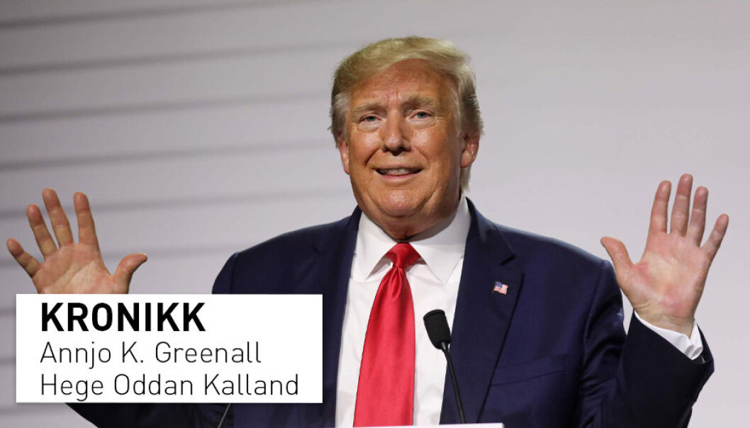 Mens VG mente at Donald Trump snakket om å gripe tak i kvinners underliv, sa han i følge Dagbladet at han kunne klå dem i skrittet. Oversettelser av Trump-uttalelser ser ut til å følge avisenes politiske ståsteder, mener kronikkforfatterne. Mens VG mente at Donald Trump snakket om å gripe tak i kvinners underliv, sa han i følge Dagbladet at han kunne klå dem i skrittet. Oversettelser av Trump-uttalelser ser ut til å følge avisenes politiske ståsteder, mener kronikkforfatterne.