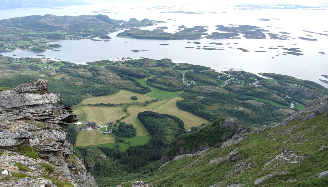 Utsikt fra Lurøyfjellet (685 m o.h.) ned på Lurøygården der handelsmann og gjestgiver Isak Jørgen Dass bodde. Dass er en av flere vitner til hendelsen som altså inntraff for 200 år siden, som skrev ned det han opplevde. Han registrerte også 150 etterskjelv i etterkant av selve hovedskjelvet. (Foto: Odleiv Olesen/NGU.) Utsikt fra Lurøyfjellet (685 m o.h.) ned på Lurøygården der handelsmann og gjestgiver Isak Jørgen Dass bodde. Dass er en av flere vitner til hendelsen som altså inntraff for 200 år siden, som skrev ned det han opplevde. Han registrerte også 150 etterskjelv i etterkant av selve hovedskjelvet. (Foto: Odleiv Olesen/NGU.)