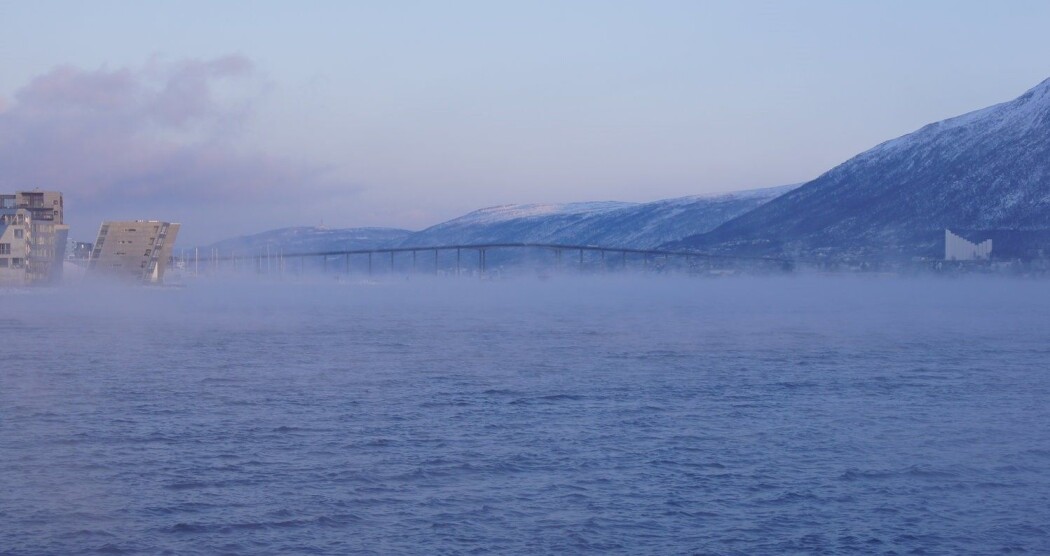 Tåke i Tromsø. Når tåken er tykk, må flyplassen stenge. (Foto: Eirik Samuelsen= Tåke i Tromsø. Når tåken er tykk, må flyplassen stenge. (Foto: Eirik Samuelsen=