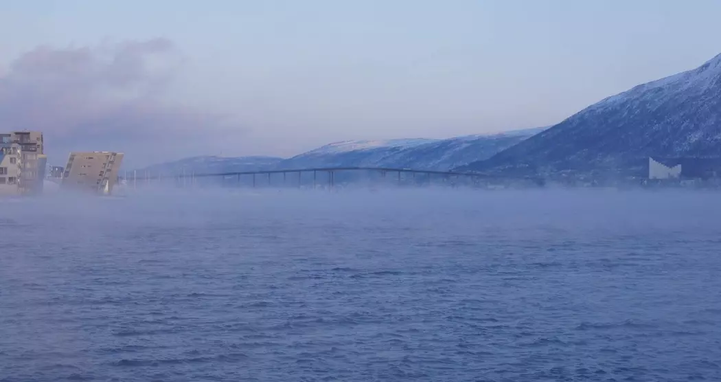 Tåke i Tromsø. Når tåken er tykk, må flyplassen stenge. (Foto: Eirik Samuelsen=
