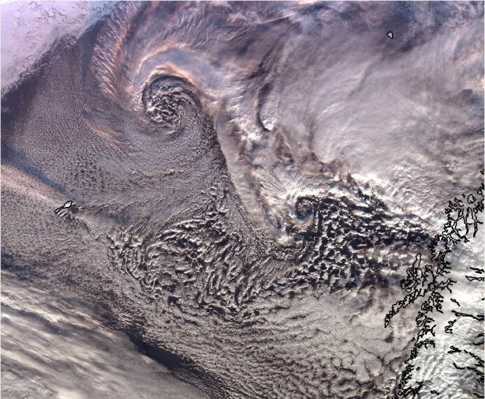 De hvite skyvirvlene i dette satellittbildet er polare lavtrykk. (Foto: Meteorologisk institutt) De hvite skyvirvlene i dette satellittbildet er polare lavtrykk. (Foto: Meteorologisk institutt)