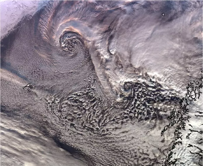 De hvite skyvirvlene i dette satellittbildet er polare lavtrykk. (Foto: Meteorologisk institutt)