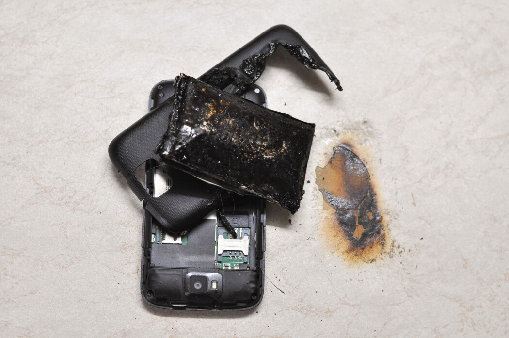 – Det er ille nok når en mobiltelefon eksploderer, men konsekvensene kan bli mangedoblet når større batterier feiler, skriver Halvor Høen Hval. (Illustrasjonsfoto: Ivan Marjanovic / Shutterstock / NTB scanpix) – Det er ille nok når en mobiltelefon eksploderer, men konsekvensene kan bli mangedoblet når større batterier feiler, skriver Halvor Høen Hval. (Illustrasjonsfoto: Ivan Marjanovic / Shutterstock / NTB scanpix)