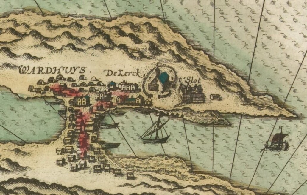 Jan Huygen van Linschotens kart fra 1594 er det eldste av de bevarte kartene som viser borgen i Vardøhus. Her ser vi en nær kvadratisk ringmursborg på den østre siden av Østervågen, ikke langt fra kirken. (Kilde: Nasjonalbibliotekets kartsamling, Kart 1641) Jan Huygen van Linschotens kart fra 1594 er det eldste av de bevarte kartene som viser borgen i Vardøhus. Her ser vi en nær kvadratisk ringmursborg på den østre siden av Østervågen, ikke langt fra kirken. (Kilde: Nasjonalbibliotekets kartsamling, Kart 1641)