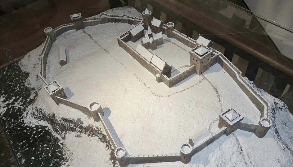 Denne modellen av viser hvordan arkeologene tror ringmursborgen i Tunsberghus lenger sør i landet så ut på 1200-tallet. (Foto: Wolfmann / CC BY-SA 4.0)