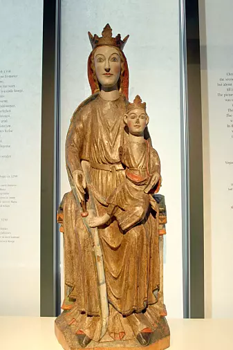 Madonnaen fra Kyrkjebø i Sogn kan dateres til sent 1200-tall, og kom fra Kyrkjebø til Bergens Museum på 1800-tallet. (Foto: Anne-Sophie Ofrim / CC BY SA 2.0 / Wikimedia commons)