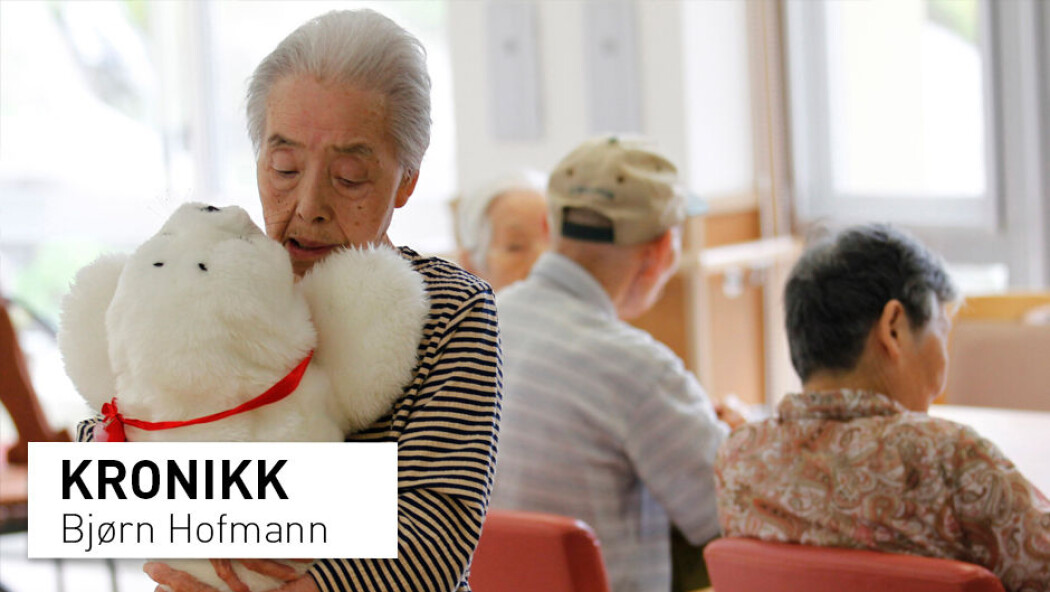 Robot-selen Paro har lenge vært i bruk på japanske sykehjem. Der skal den fungere som selskap for de eldre, i håp om å stimulere dem sosialt. Men kan en liten lodden robot virkelig erstatte kontakt med et annet menneske? Robot-selen Paro har lenge vært i bruk på japanske sykehjem. Der skal den fungere som selskap for de eldre, i håp om å stimulere dem sosialt. Men kan en liten lodden robot virkelig erstatte kontakt med et annet menneske?