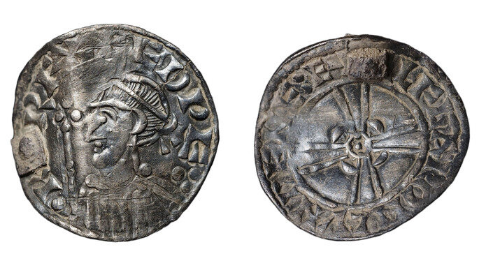 Den engelske kongen Edward the Confessor (1042-1066), sølvpenning bøyd og med feste til hempe. Funnet med metallsøker i Manvik i Brunlanes 2010. Den engelske kongen Edward the Confessor (1042-1066), sølvpenning bøyd og med feste til hempe. Funnet med metallsøker i Manvik i Brunlanes 2010.