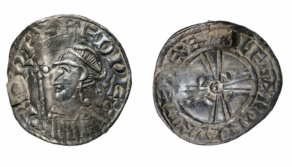 Den engelske kongen Edward the Confessor (1042-1066), sølvpenning bøyd og med feste til hempe. Funnet med metallsøker i Manvik i Brunlanes 2010.