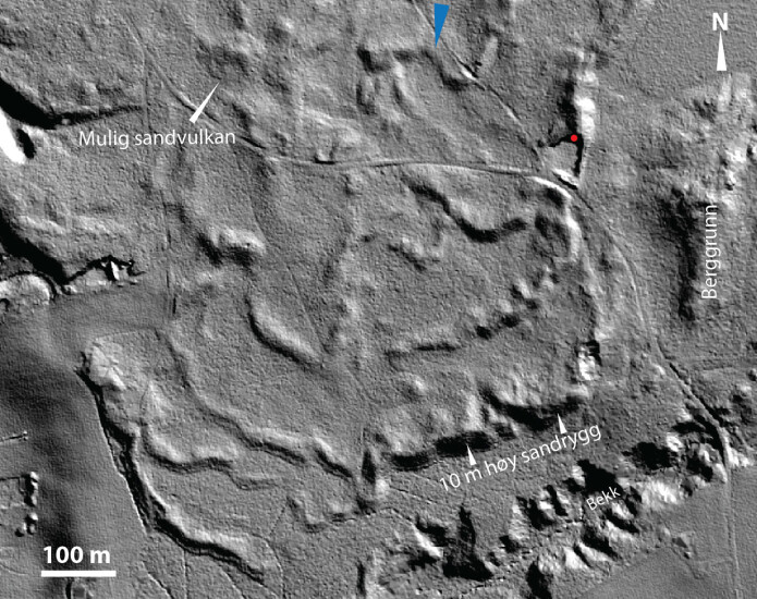 Skyggerelieff fra laserdata over studieområdet nord for Kongsvinger. En rekke sanddyner ligger rett nedstrøms for en trang berggrunnspassasje (blå pil i flomretningen). Massetaket hvor undersøkelsene er utført er merket med rød prikk. Skyggerelieff fra laserdata over studieområdet nord for Kongsvinger. En rekke sanddyner ligger rett nedstrøms for en trang berggrunnspassasje (blå pil i flomretningen). Massetaket hvor undersøkelsene er utført er merket med rød prikk.