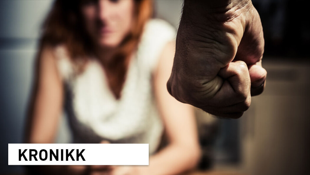 - Forskningen viser at trusler rammer kvinner og menn omtrent likt, men det er flere kvinner enn menn som rammes av vold, skriver kronikkforfatterne. - Forskningen viser at trusler rammer kvinner og menn omtrent likt, men det er flere kvinner enn menn som rammes av vold, skriver kronikkforfatterne.