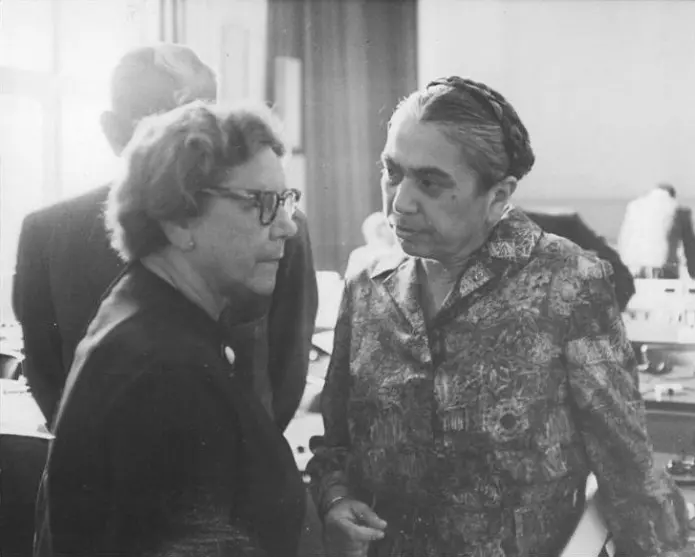 Som visepresident i DDRs høyesterett ledet Hilde Benjamin (til høyre) de beryktede Waldheim-prosessene, noe som ga henne tilnavnene «Den røde giljotin» og «Blodige Hilde». Foto: Stöhr.