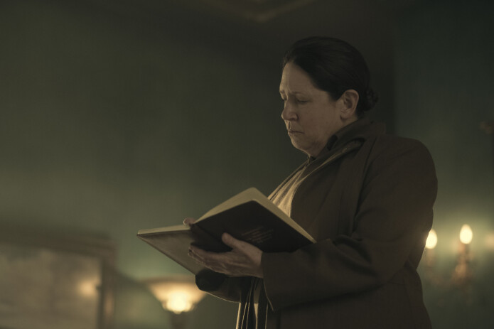Tante Lydia har over flere år ledet etterretningstjenesten mot regimets motstandere. I TV-serien basert på Margaret Atwoods univers er hun spilt av Ann Dowd. Tante Lydia har over flere år ledet etterretningstjenesten mot regimets motstandere. I TV-serien basert på Margaret Atwoods univers er hun spilt av Ann Dowd.
