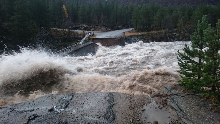 I november 2018 førte store mengder regn og vann fra snø- og bresmelting til at Dyringsbrua ved Liavassosen i Skjåk forsvant på sekunder . I november 2018 førte store mengder regn og vann fra snø- og bresmelting til at Dyringsbrua ved Liavassosen i Skjåk forsvant på sekunder .