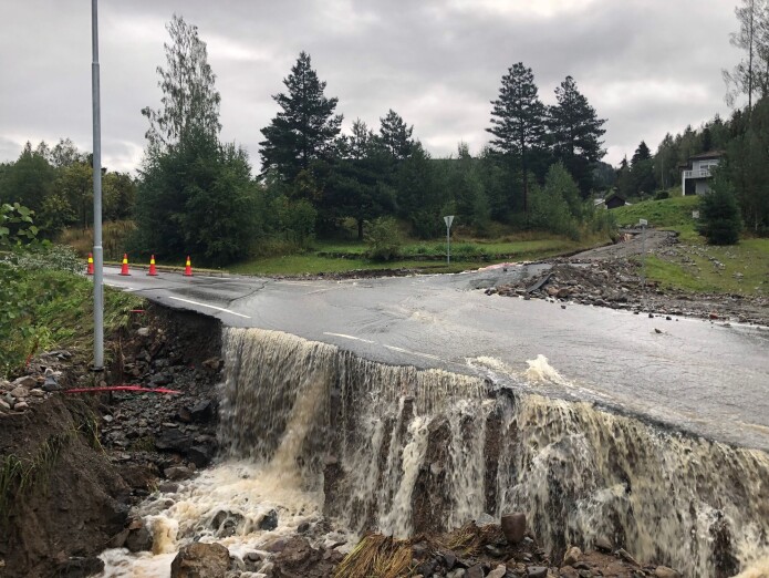 I august 2019 førte store nedbørsmengder til flom og oversvømmelse i Brumunddal. I august 2019 førte store nedbørsmengder til flom og oversvømmelse i Brumunddal.