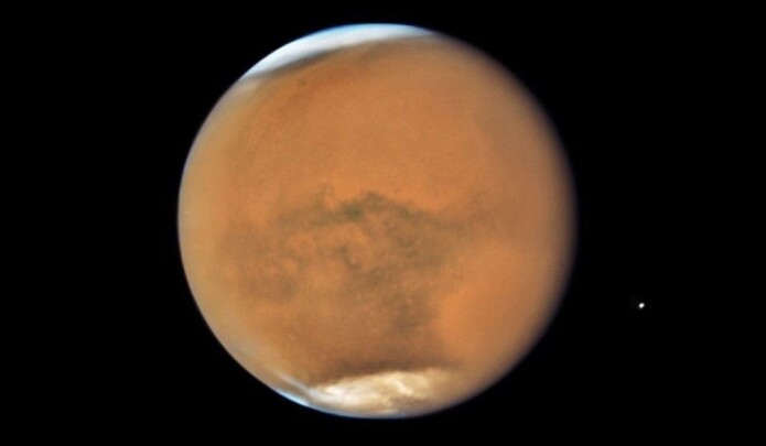 Under overflaten på Mars finnes vann og basalt. Men finnes det liv? Bildet er tatt av Hubble-teleskopet. Under overflaten på Mars finnes vann og basalt. Men finnes det liv? Bildet er tatt av Hubble-teleskopet.