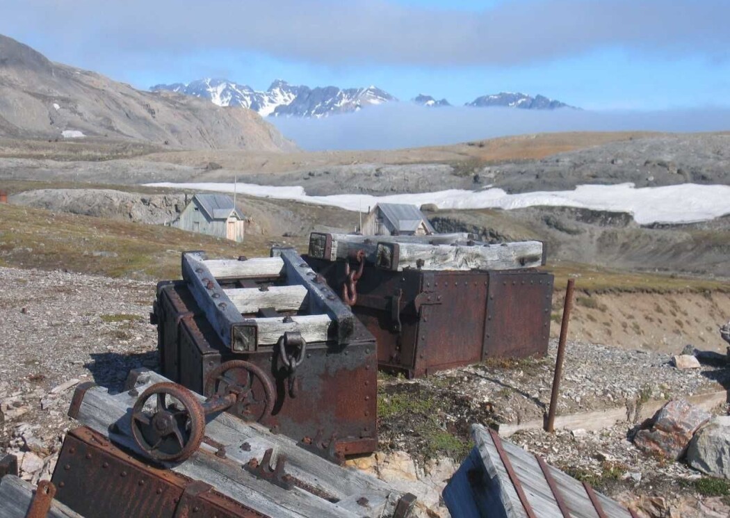 Fra anlegget ved marmorgruva «London» på Blomstrandøya som ligger i Kongsfjorden. Marmorbruddet ble anlagt i 1911. Det virket lovende, og en hel landsby ble bygget opp med flere boligbrakker til 70 arbeidere, smie, verksteder, en masse avansert utstyr og en liten jernbanelinje fra bruddet og ned til utskipningskaia som også hadde en lastekran. Dette bildet viser jernbanevogner som er veltet nede ved lastekaia, og i bakgrunnen, to av boligbrakkene som fortsatt står igjen i London. Dessverre viste det seg at marmoren ikke var så bra likevel, og bruddet ble lagt ned nesten før det var åpnet. Fra anlegget ved marmorgruva «London» på Blomstrandøya som ligger i Kongsfjorden. Marmorbruddet ble anlagt i 1911. Det virket lovende, og en hel landsby ble bygget opp med flere boligbrakker til 70 arbeidere, smie, verksteder, en masse avansert utstyr og en liten jernbanelinje fra bruddet og ned til utskipningskaia som også hadde en lastekran. Dette bildet viser jernbanevogner som er veltet nede ved lastekaia, og i bakgrunnen, to av boligbrakkene som fortsatt står igjen i London. Dessverre viste det seg at marmoren ikke var så bra likevel, og bruddet ble lagt ned nesten før det var åpnet.