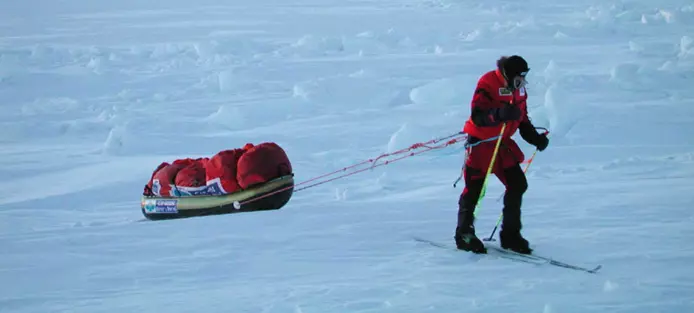 På ski over Nordpolen på drivende is
