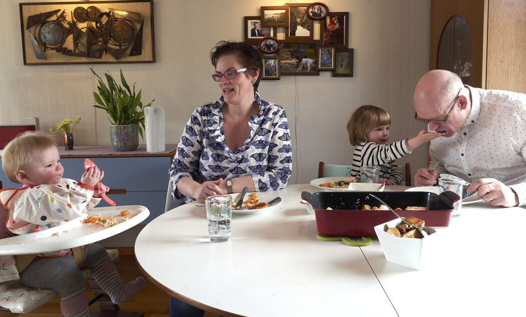 Nå som påsken står for tur vet jeg at vi skal servere mat som fireåringen sjelden har smakt. Jeg tenker derfor at det blir ekstra viktig å ta henne med på matlagingen, så hun blir vant med familiens mattradisjoner, skriver Siril Alm, her avbildet sammen med familien. Nå som påsken står for tur vet jeg at vi skal servere mat som fireåringen sjelden har smakt. Jeg tenker derfor at det blir ekstra viktig å ta henne med på matlagingen, så hun blir vant med familiens mattradisjoner, skriver Siril Alm, her avbildet sammen med familien.