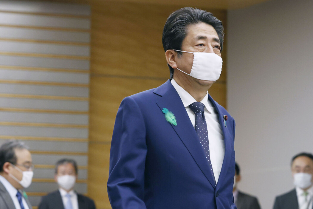 Den japanske statsministeren Shinzo Abe med munnbind. Bruken av ansiktsmasker i Japan og Kina startet med spanskesyken, men bruken fortsatte etter at utbruddet var over. Den japanske statsministeren Shinzo Abe med munnbind. Bruken av ansiktsmasker i Japan og Kina startet med spanskesyken, men bruken fortsatte etter at utbruddet var over.