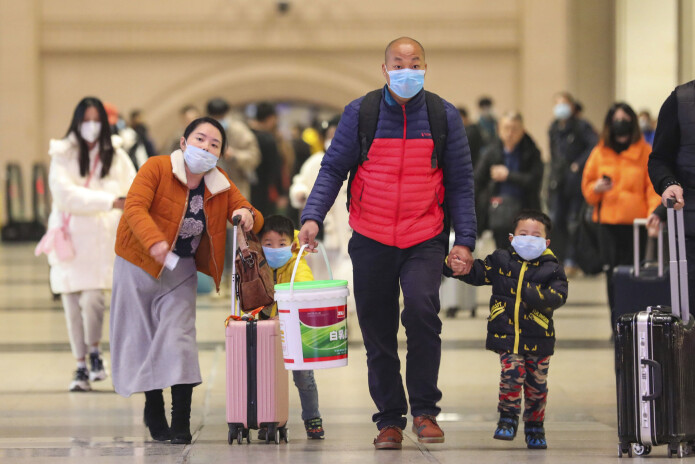 En kinesisk familie med munnbind på togstasjonen Hankou i Wuhan 21. januar i år. En kinesisk familie med munnbind på togstasjonen Hankou i Wuhan 21. januar i år.