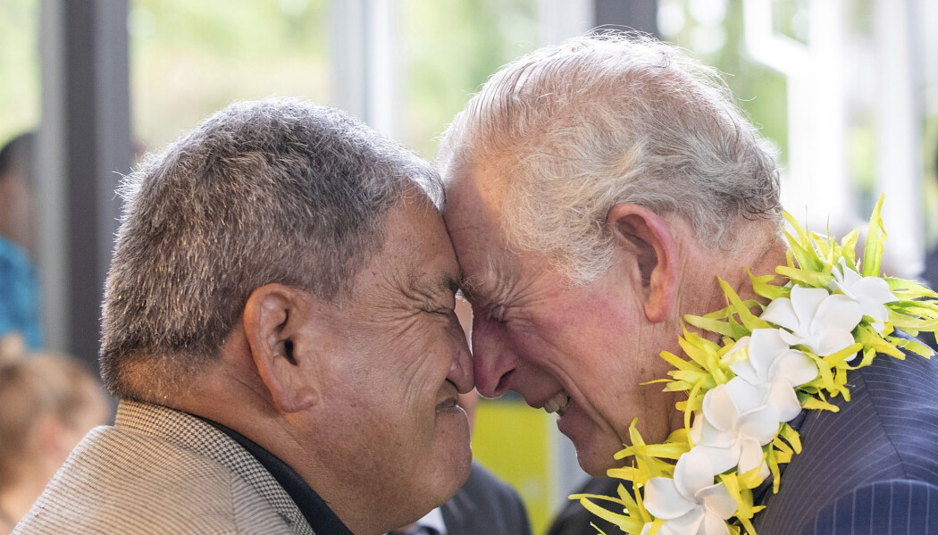 Den tradisjonelle māorihilsen - hongi, innebærer at to personer hilser gjennom å trykke panne og nese mot hverandre. Slike tradisjoner blir vanskelig å etterleve i et land med strenge restriksjoner på grunn av koronautbruddet, skriver Torjer Andreas Olsen. Den tradisjonelle māorihilsen - hongi, innebærer at to personer hilser gjennom å trykke panne og nese mot hverandre. Slike tradisjoner blir vanskelig å etterleve i et land med strenge restriksjoner på grunn av koronautbruddet, skriver Torjer Andreas Olsen.