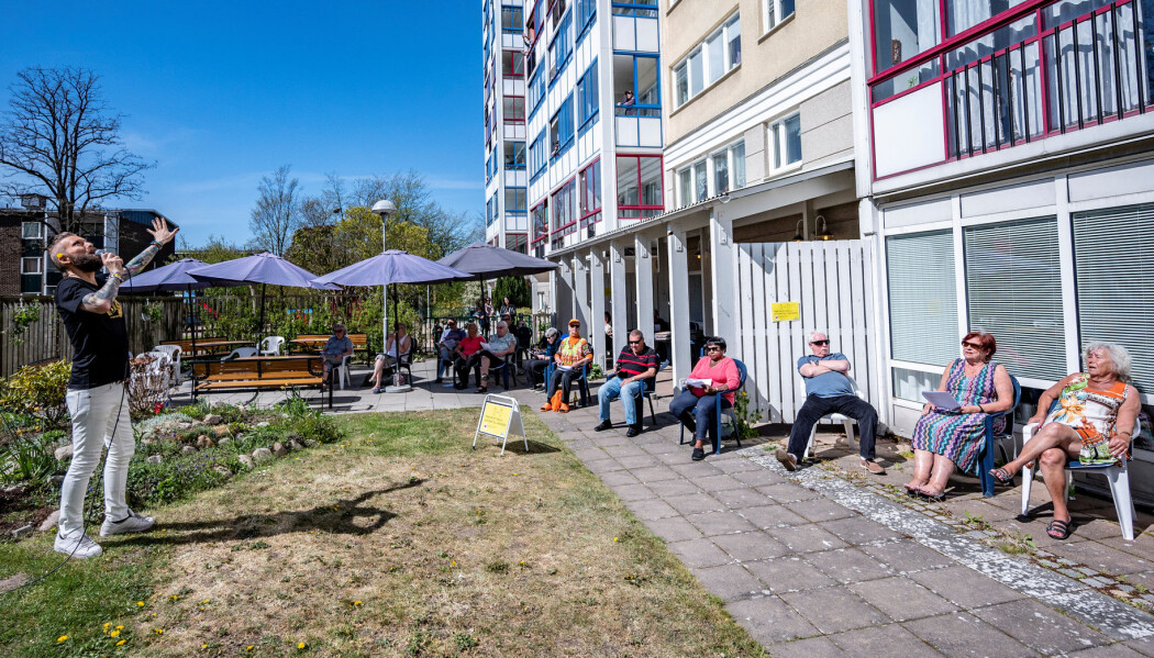 Den svenske tenoren Rickard Söderberg holdt bakgårdskonsert for beboerne. Hva er det som får folk til å søke til kunst, lek og estetikk når verden blir vanskelig? spør Kari Holdhus i dette essayet. Den svenske tenoren Rickard Söderberg holdt bakgårdskonsert for beboerne. Hva er det som får folk til å søke til kunst, lek og estetikk når verden blir vanskelig? spør Kari Holdhus i dette essayet.