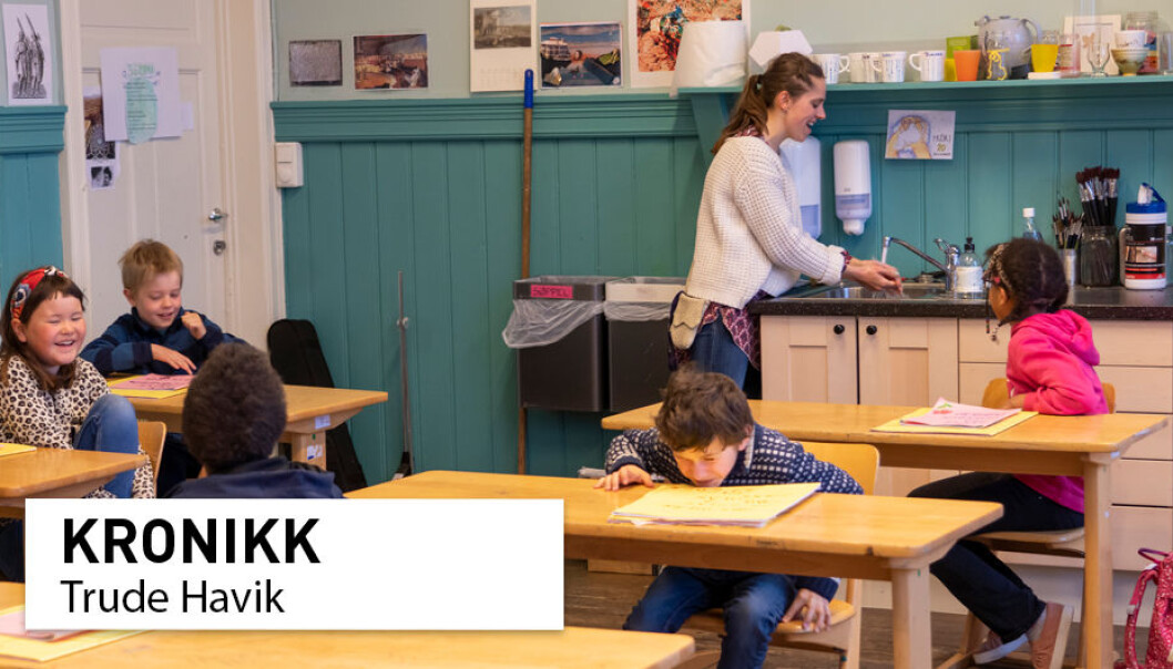 Lærer Maria Gystad viser 3. klasse elevene på Nordstrand Steinerskole hvordan man vasker hendene i klasserommet. Lærer Maria Gystad viser 3. klasse elevene på Nordstrand Steinerskole hvordan man vasker hendene i klasserommet.