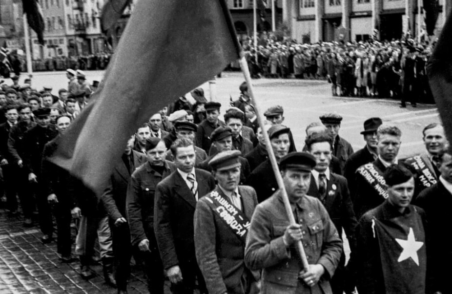 Frigitte sovjetiske krigsfangar i 17. maitoget i Bergen i 1945.