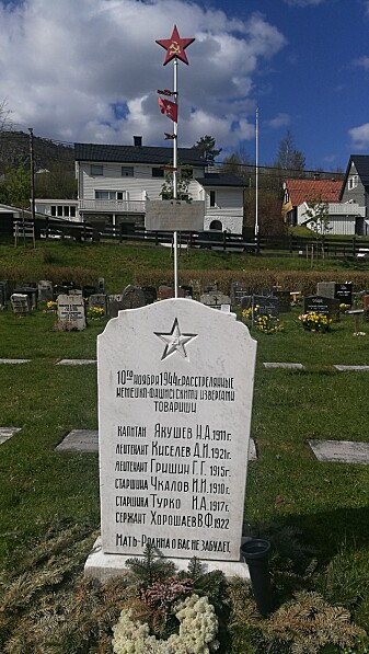 Minnesmerket står sentralt på gravplassen med namna til seks fangar som vart skotne 10. november 1944; og plaketten med innskrifta "Sovjetiske krigsfangar som vart pinte og skotne av Hitlers fascistar." Minnesmerket står sentralt på gravplassen med namna til seks fangar som vart skotne 10. november 1944; og plaketten med innskrifta "Sovjetiske krigsfangar som vart pinte og skotne av Hitlers fascistar."
