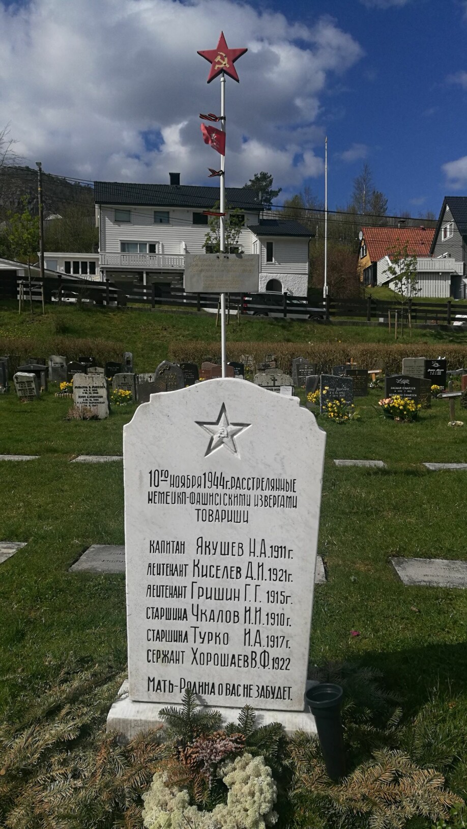 Minnesmerket står sentralt på gravplassen med namna til seks fangar som vart skotne 10. november 1944; og plaketten med innskrifta 'Sovjetiske krigsfangar som vart pinte og skotne av Hitlers fascistar.'