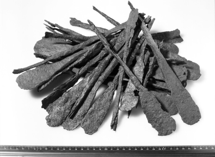 Jernbarrer (mus.nr. C24471) av typen R.439. Jernbarrer (mus.nr. C24471) av typen R.439.