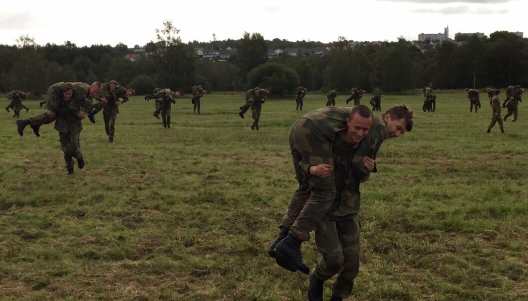 Rekrutter på Madla øver på såkalt «tassing» - å bære en skadet soldat i trygghet. Bildet er tatt av forsker Nina Hellum da hun bodde sammen rekruttene august 2019. Rekrutter på Madla øver på såkalt «tassing» - å bære en skadet soldat i trygghet. Bildet er tatt av forsker Nina Hellum da hun bodde sammen rekruttene august 2019.