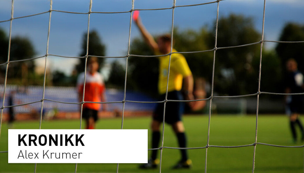 Forskning har blant annet vist at fotballdommere i Sveits favoriserer spillere som snakker samme språk som dommerne. Hvis en slik favorisering er så tydelig i idretten burde den kanskje være minst like sterk i mindre observerbare og kanskje viktigere situasjoner? spør Alex Krumer. Forskning har blant annet vist at fotballdommere i Sveits favoriserer spillere som snakker samme språk som dommerne. Hvis en slik favorisering er så tydelig i idretten burde den kanskje være minst like sterk i mindre observerbare og kanskje viktigere situasjoner? spør Alex Krumer.