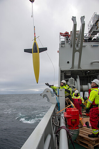Sjøsetting av ein Seaglider frå Kronprins Håkon. Sjøsetting av ein Seaglider frå Kronprins Håkon.