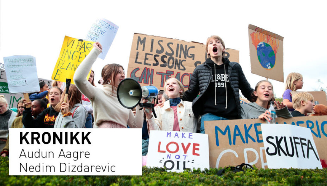 - 91 prosent av elevene oppgir at de foretrekker å diskutere politiske spørsmål ansikt-til-ansikt fremfor i sosiale medier, skriver kronikkforfatterne. Bildet er fra klimastreiken foran Stortinget i august 2019. - 91 prosent av elevene oppgir at de foretrekker å diskutere politiske spørsmål ansikt-til-ansikt fremfor i sosiale medier, skriver kronikkforfatterne. Bildet er fra klimastreiken foran Stortinget i august 2019.