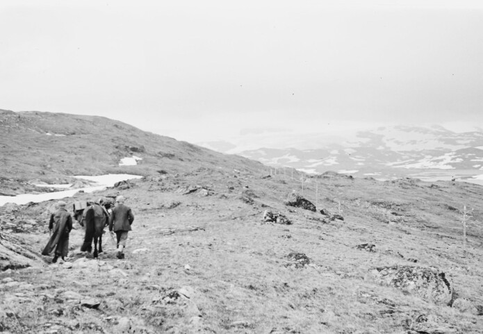 – Sjølv om ferdselen hovudsakeleg gjekk føre på sommar og haust, kunne reisa over fjellet likevel vere farefull, skriv Kjetil Loftsgarden. – Sjølv om ferdselen hovudsakeleg gjekk føre på sommar og haust, kunne reisa over fjellet likevel vere farefull, skriv Kjetil Loftsgarden.