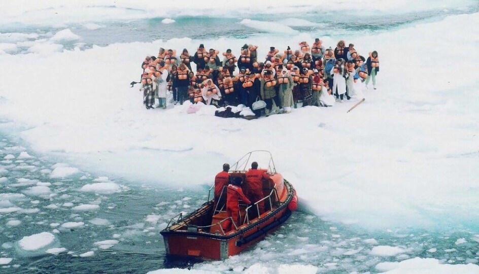 I 1989 ble nesten tusen personer evakuert fra cruiseskipet Maxim Gorkiy, da det støtte på drivis utenfor Svalbard. Mange av passasjerene måtte søke tilflukt på drivisen. Her blir noen få av dem reddet av den norske kystvakten.