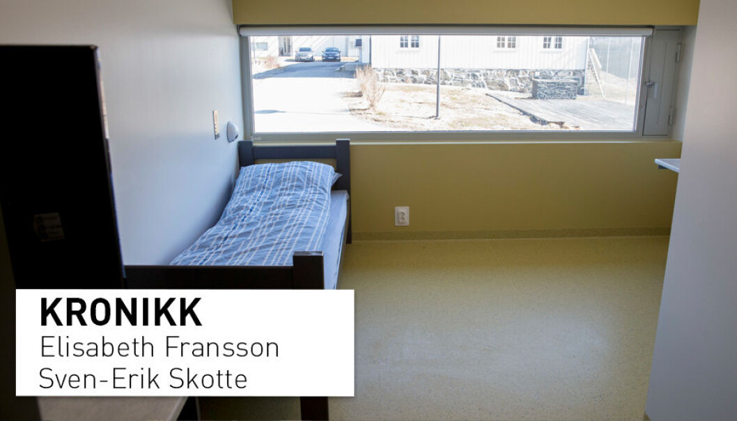 - Begge ungdomsenhetene i Norge preges av sterke sikkerhetskulturer. De har celler som åpnes og lukkes til bestemte tider, som i andre fengsler. Ungdom visiteres og strippes etter besøk, skriver kronikkforfatterne. - Begge ungdomsenhetene i Norge preges av sterke sikkerhetskulturer. De har celler som åpnes og lukkes til bestemte tider, som i andre fengsler. Ungdom visiteres og strippes etter besøk, skriver kronikkforfatterne.