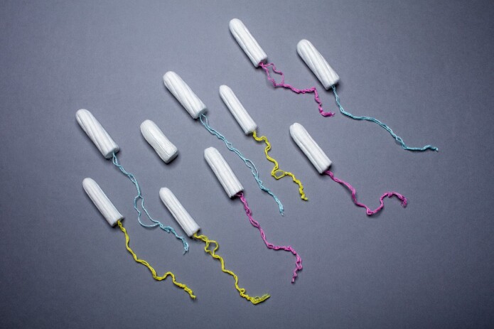 - Det er mindre kjent at Procter & Gamble og deres internasjonale konkurrenter drev situasjonen dit den er i dag, gjennom intens utvikling av super-absorbative tamponger som Rely på 1980-tallet, skriver Camilla Mørk Røstvik. - Det er mindre kjent at Procter & Gamble og deres internasjonale konkurrenter drev situasjonen dit den er i dag, gjennom intens utvikling av super-absorbative tamponger som Rely på 1980-tallet, skriver Camilla Mørk Røstvik.