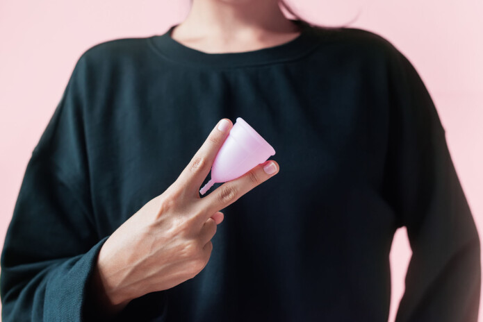- Menstruasjonskoppen er et eksempel på at forbrukervaner kan endres, og viser dessuten at i løpet av hundre år har menstruasjonsmarkedet bitt seg selv i halen. Våre bestemødre lagde egne bind som de vasket. I dag ser en ny generasjon kanskje ikke på dette med gru, skriver Camilla Mørk Røstvik. - Menstruasjonskoppen er et eksempel på at forbrukervaner kan endres, og viser dessuten at i løpet av hundre år har menstruasjonsmarkedet bitt seg selv i halen. Våre bestemødre lagde egne bind som de vasket. I dag ser en ny generasjon kanskje ikke på dette med gru, skriver Camilla Mørk Røstvik.